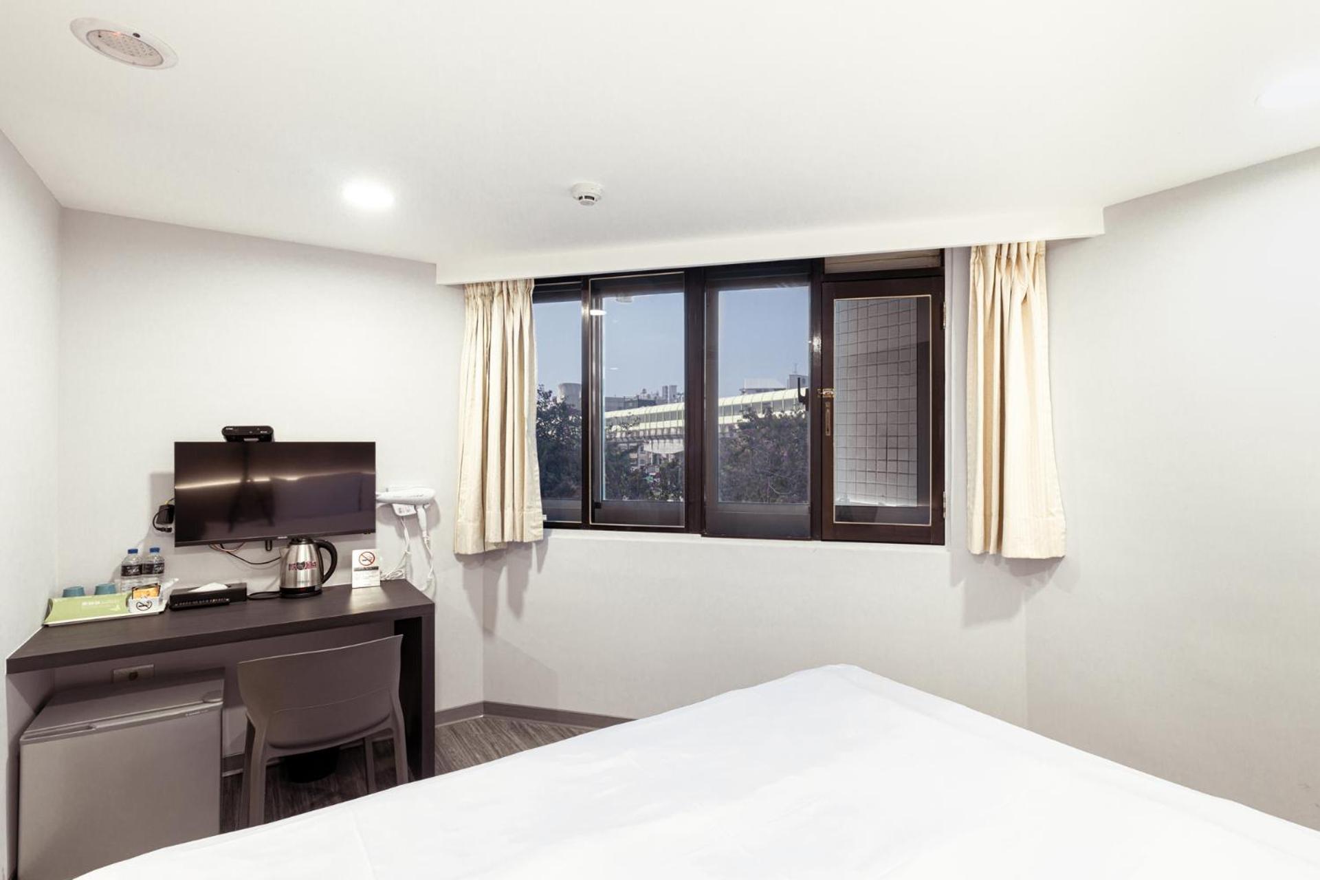Kiwi Express Hotel - Zhongqing تايتشونغ المظهر الخارجي الصورة