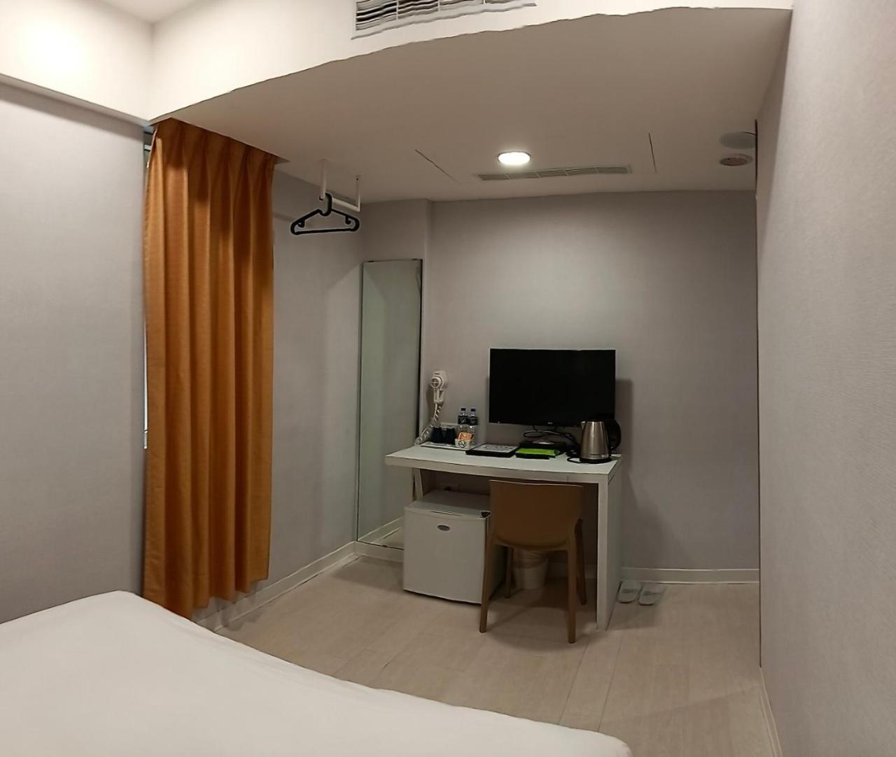 Kiwi Express Hotel - Zhongqing تايتشونغ المظهر الخارجي الصورة